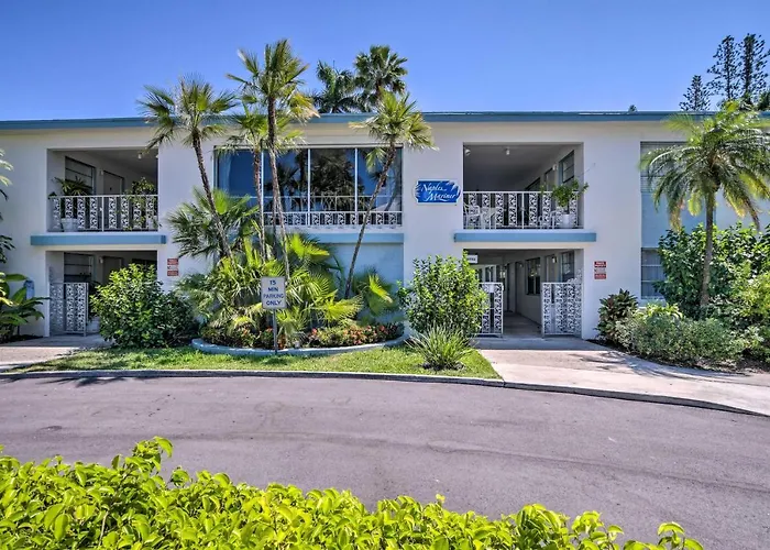 Luxe Naples Escape: Walk To Beach & Downtown!