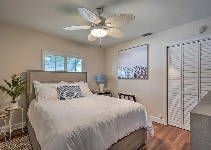 Naples Oasis W/ Screened Pool, Bike To Beach!