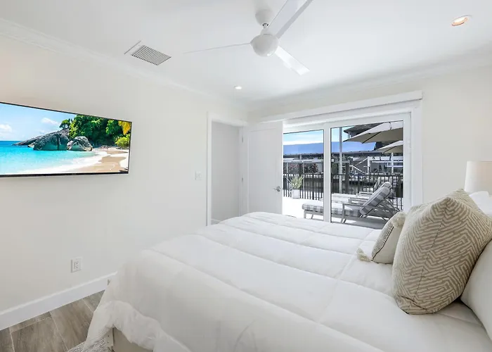 Beach Life! Close To Vanderbilt Beach! & On The Water, Private Oasis