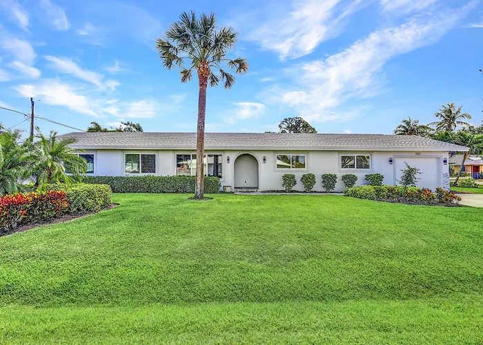 New Palm Tree Paradise -Close To The Beach! Beautiful Heated Pool!