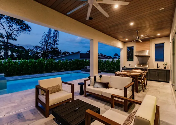 Mimosa Manor 4-4 Luxury Home Near Vanderbilt Beach