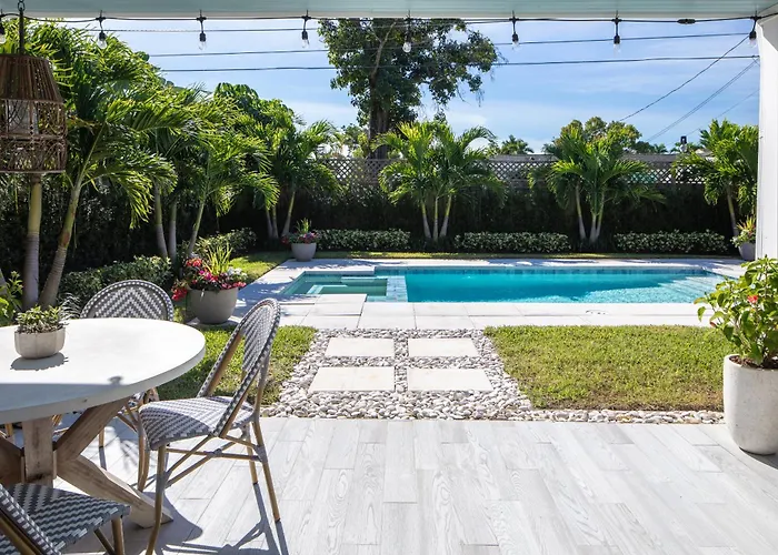 Naples Beach Retreat Bike To Beach! 4 Bed 2 Bath