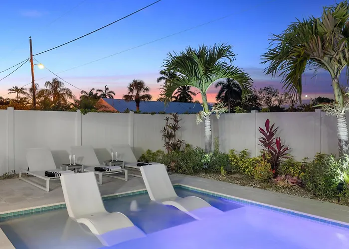 New Palm Tree Paradise -Close To The Beach! Beautiful Heated Pool!